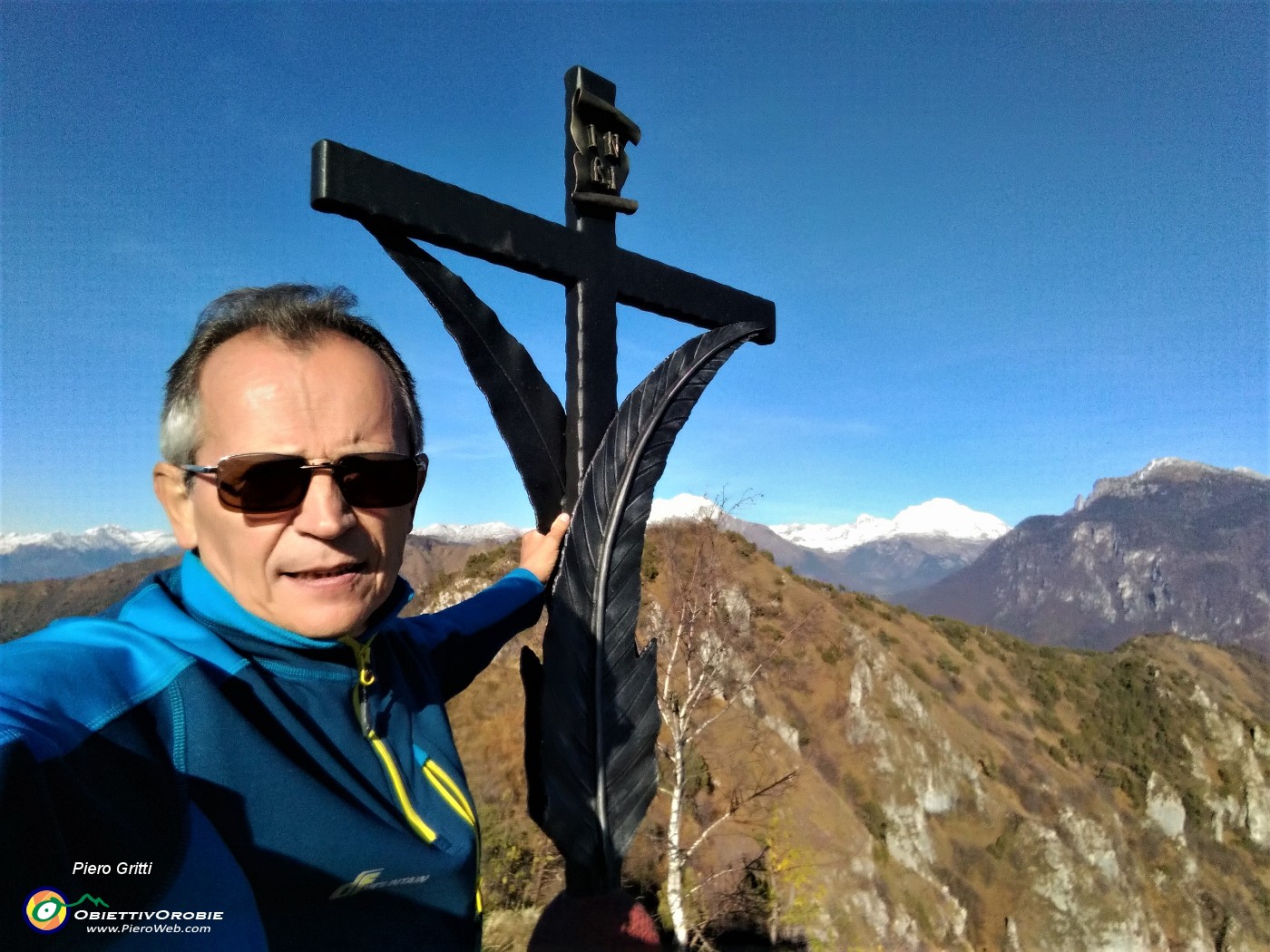 65 Alla Croce del Pizzo Rabbioso con vista in Alben, Arera, Menna.jpg